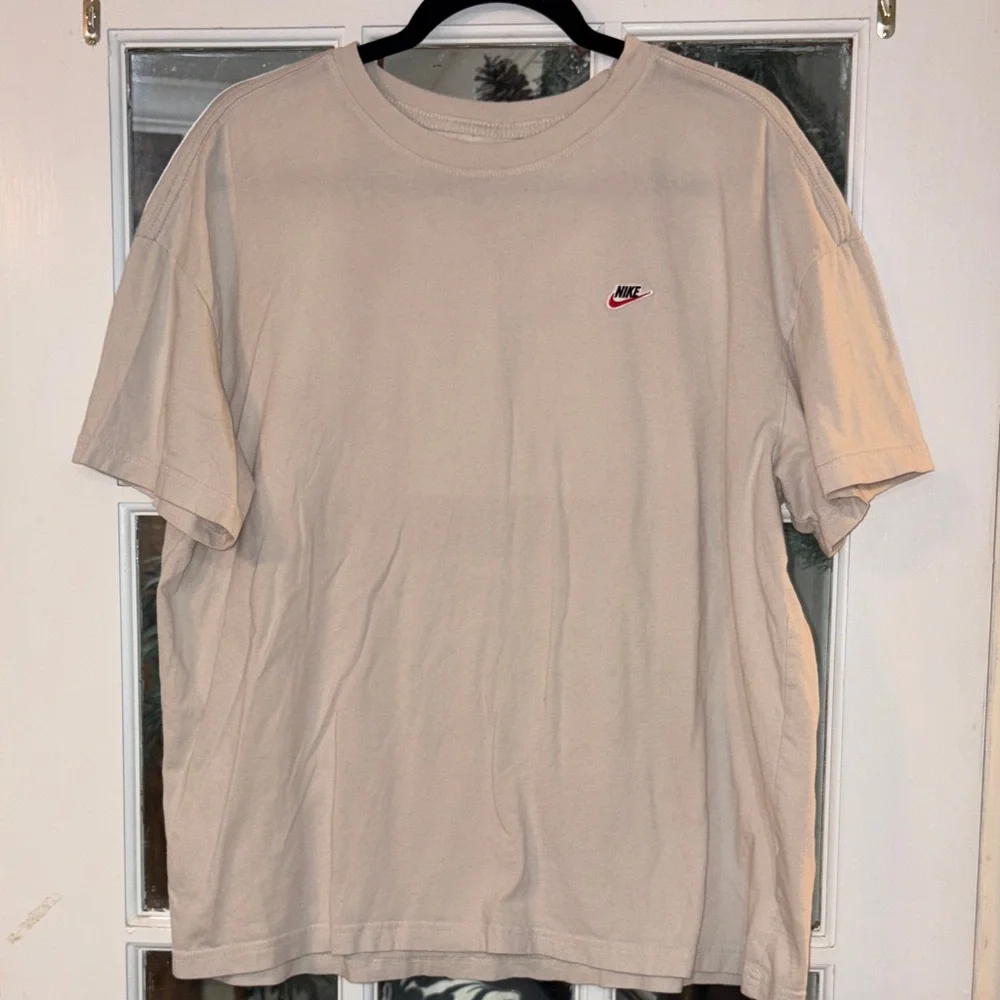 Nike Sportswear Essential Tee | Men’s XL | Beige Embroidered Logo T-Shirt